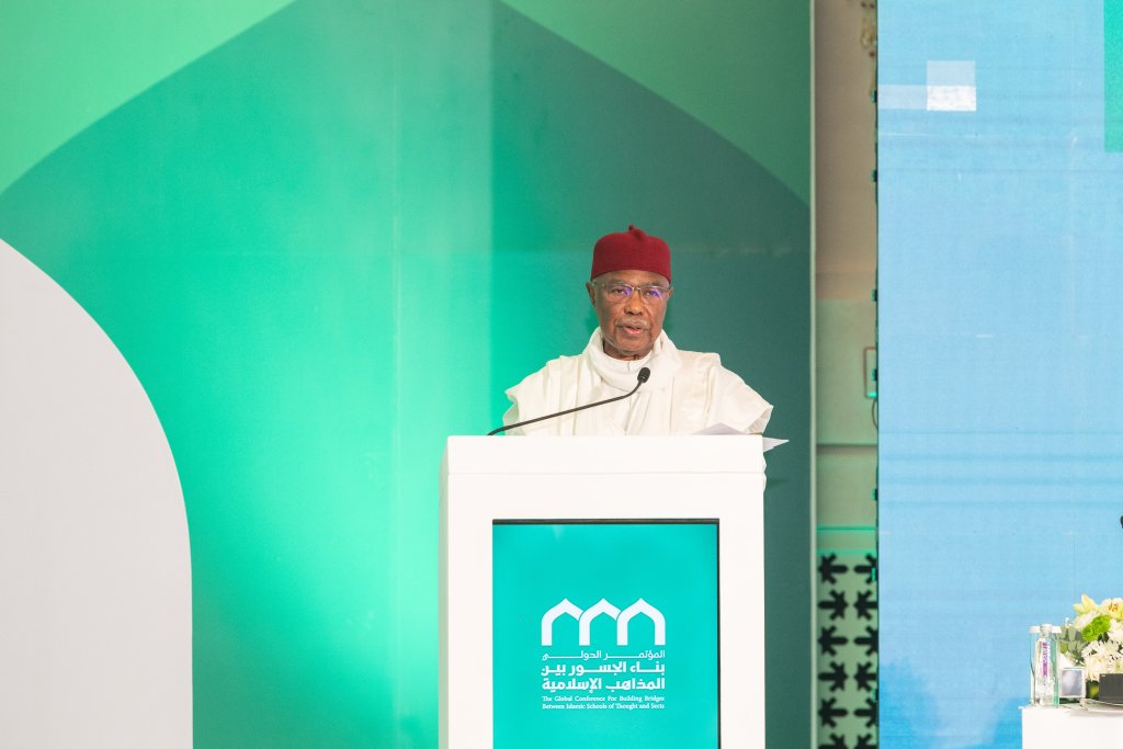 El Secretario General de la Organización para la Cooperación Islámica, Sr. Hussein Ibrahim Taha, durante la sesión de apertura de la conferencia: "Construir puentes entre las escuelas islámicas":