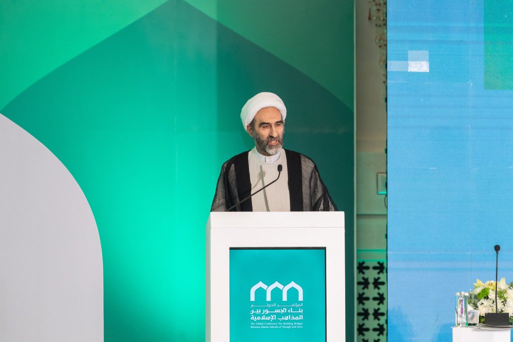 L'Ayatollah el Sheij Ahmed Mobaleghi, miembro del Consejo de expertos de la República Islámica de Irán, durante la sesión de apertura de la conferencia: "Construyendo puentes entre las escuelas islámicas":