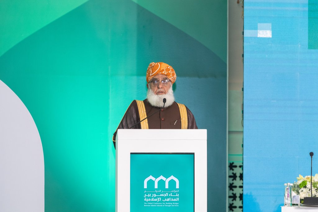 El responsable de la Asociación de Ulemas de la República Islámica de Pakistán, el Sheij Fazl-ur-Rahman bin Mufti Mahmoud, durante la sesión de apertura de la conferencia "Construyendo puentes entre las escuelas islámicas":