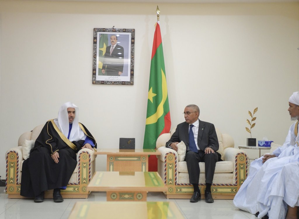 Le Premier Ministre mauritanien, l’ingénieur Yahya Ould Hademine, recevant le Secrétaire Général de la #Ligue_Islamique_Mondiale pour une rencontre qui porta sur la recherche d'un certain nombre de sujets d’intérêts communs