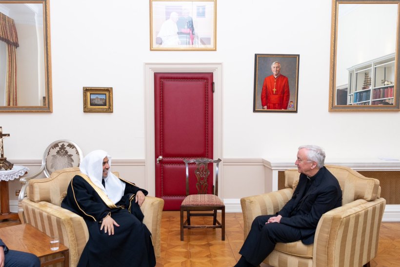 آقای محمد العيسى دبیر کل رئیس انجمن‌ علمای مسلمان‌ با کاردینال وینسنت کالینز، رئيس اساقفه ویست منستر در لندن دیدار کرد.