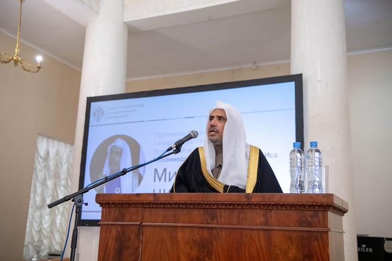 D. Mohammad Alissa tient une conférence à l’université publique de Saint Pétersbourg en présence de son doyen, divers enseignants et des étudiants